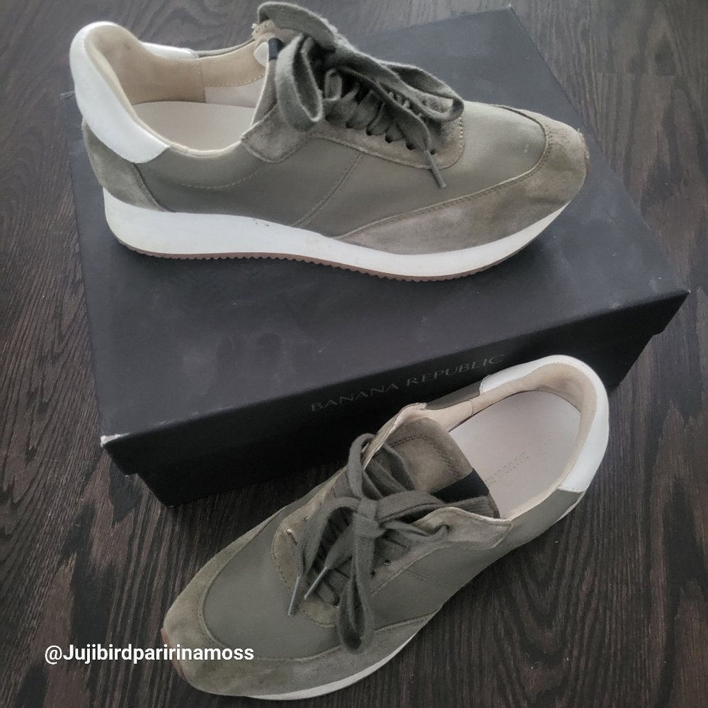 Green fabric sneakers women sz 7 banana republic